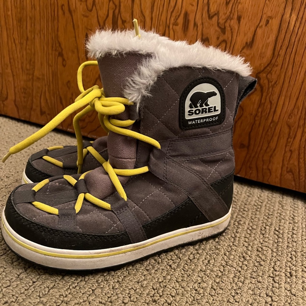 Sorel winter boots size 5 medium ladies/kids